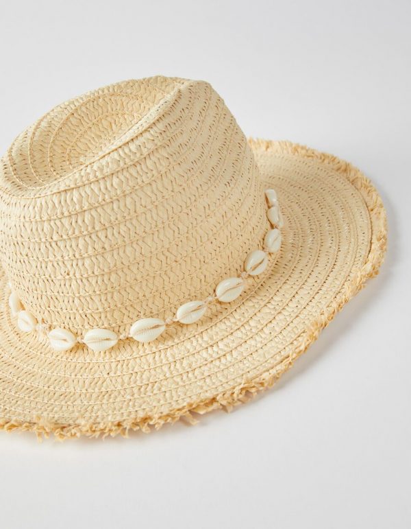 Sombrero de paja con conchitas