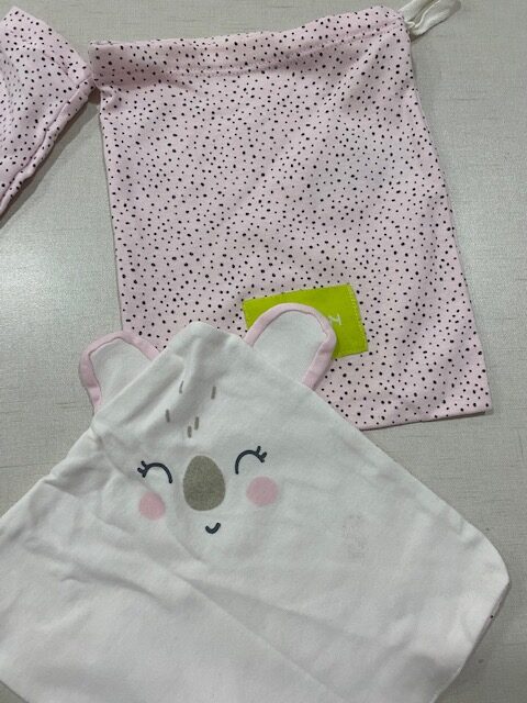 Pijama con bolsa de muda y doudou koala rosa