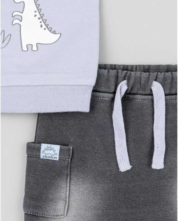 Conjunto de pantalón gris y camiseta dino
