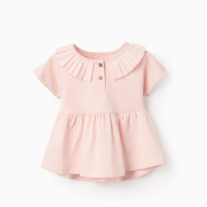Camiseta cuello plisado y volante rosa bebé