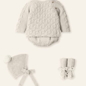 Conjunto punto con gorrito y patucos pompón trenza natural