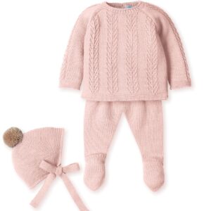 Conjunto punto con gorrito rosa empolvado